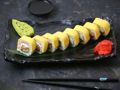 Дабл Чиз ролл с копченым лососем и сыром чеддер