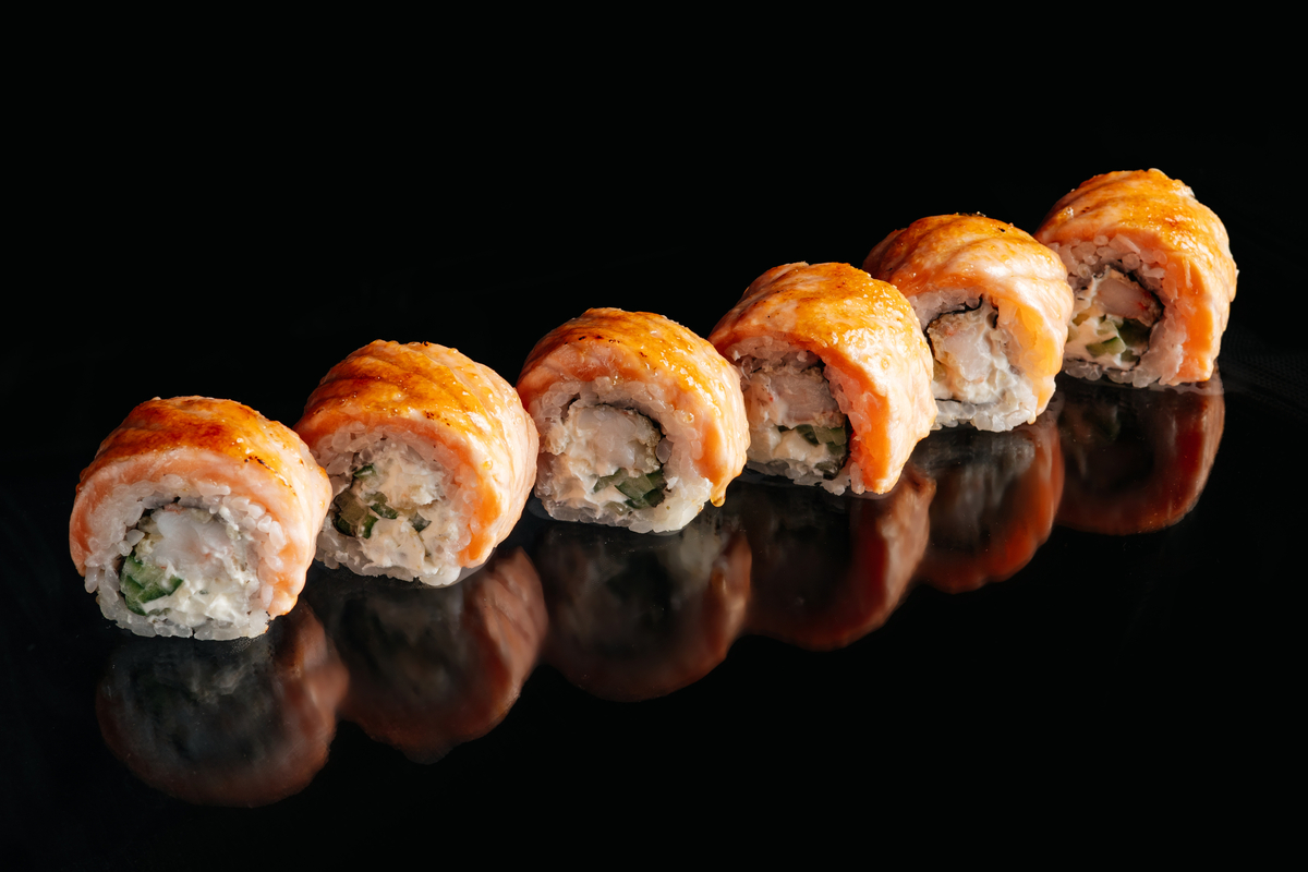 Ролл с лососем и креветкой в карамели