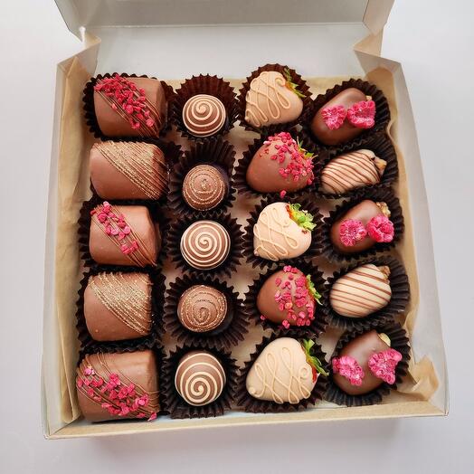 Клубника в шоколаде +бананы+финики+трюфели) 