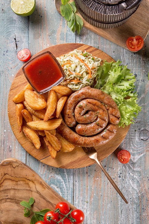 Мюнхенские колбаски с гарниром и соусом