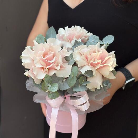 Букет из розовых французских роз в шляпной коробке с эвкалиптом