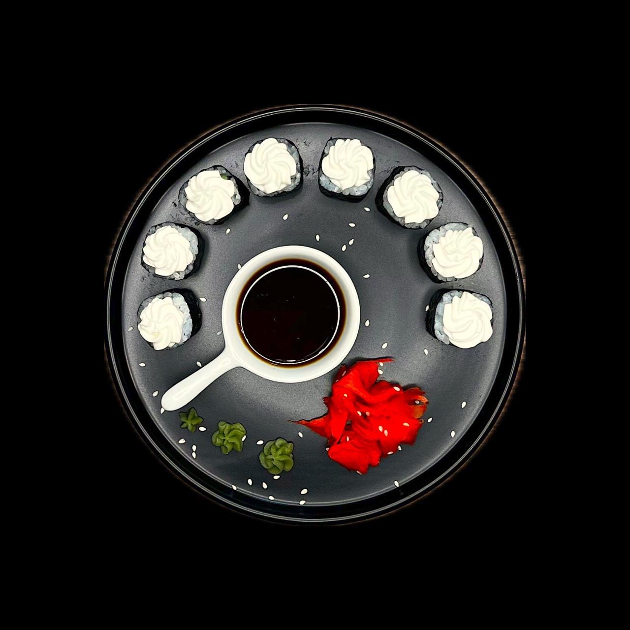 Ролл с огурцом под сливочной шапочкой