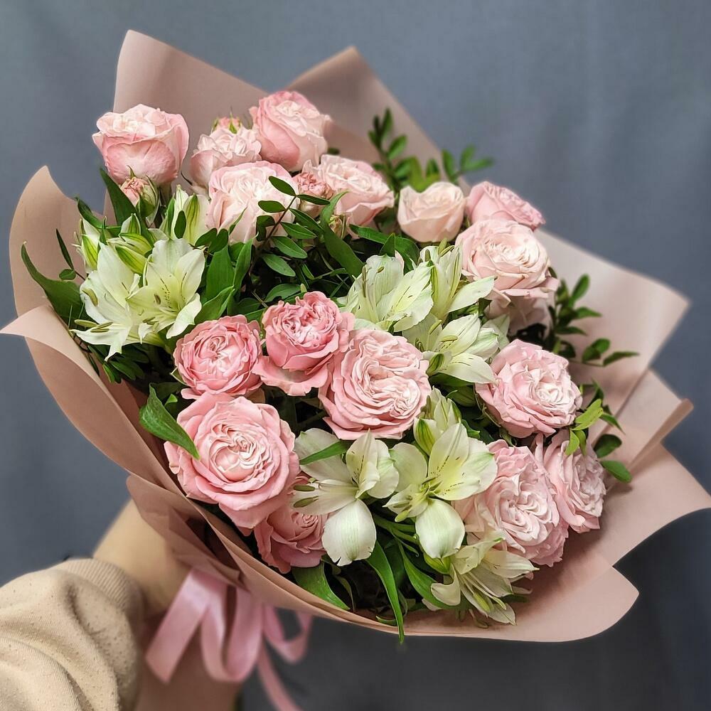 Нежные куствые розы с фисташкой и альстромерией