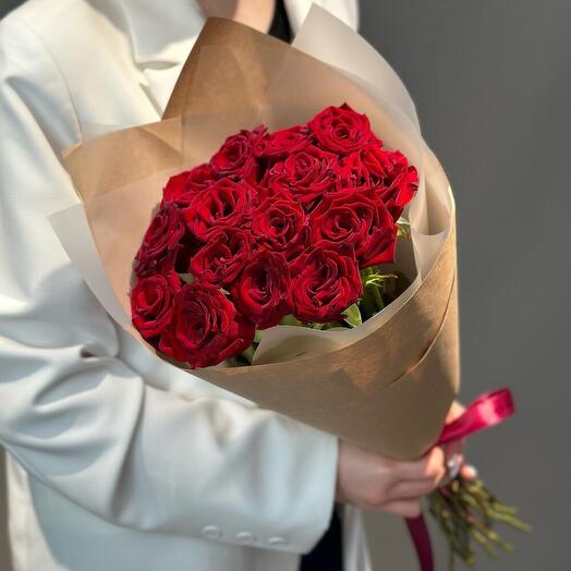 15 роз в крафте букет