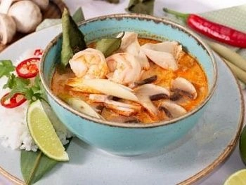 Том ям с креветками и курочкой