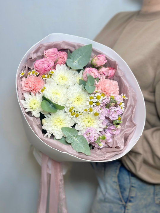 Букет с хризантемой ,кустовыми розами ,ромашками и маттиолой