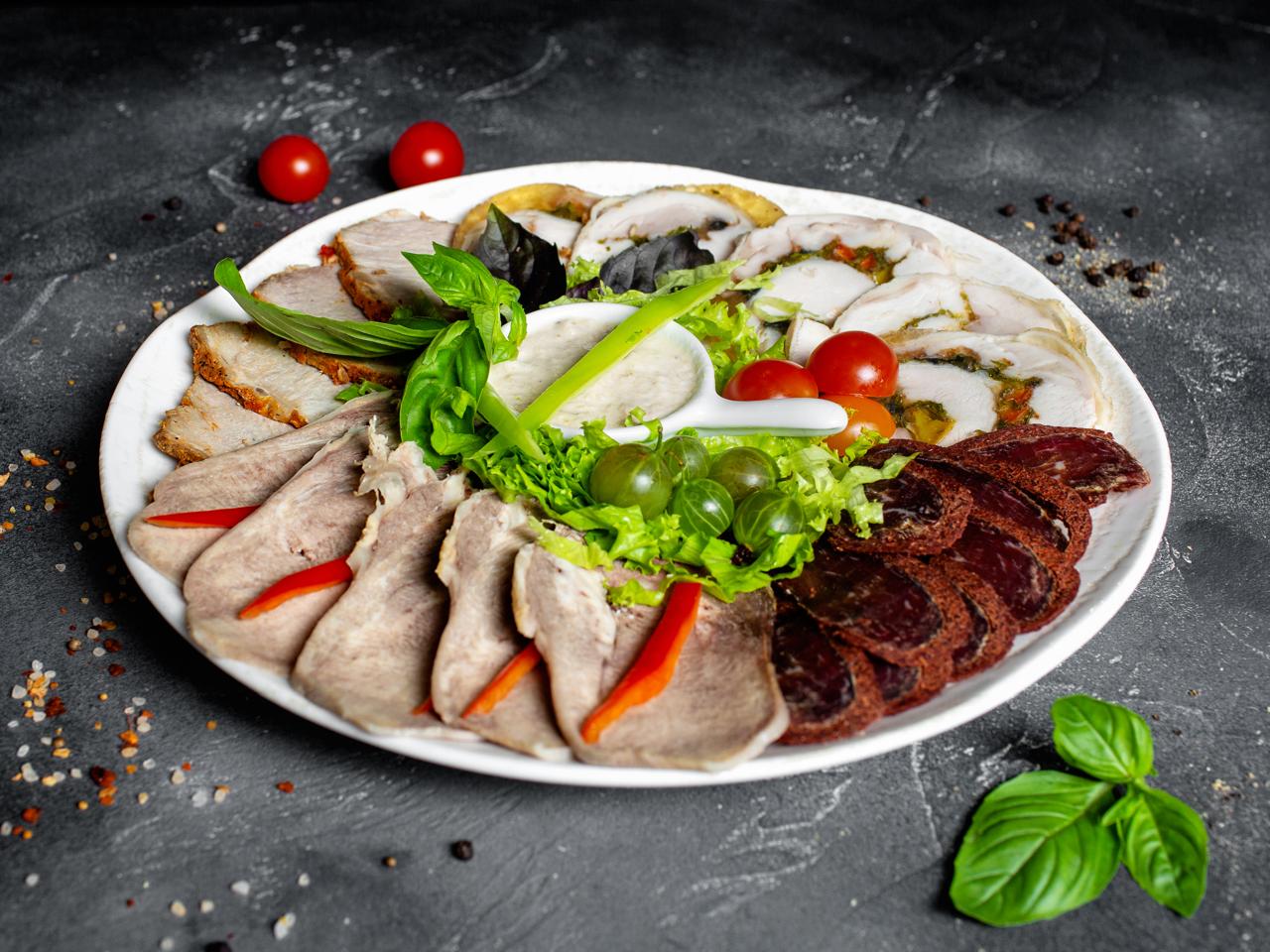Ассорти из мясных закусок