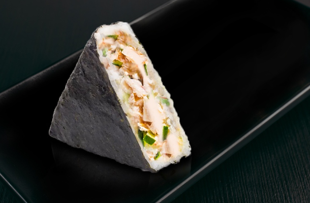 Онигири цезарь с курицей