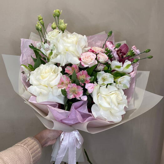 Букет с лизиантусом и орхидеей