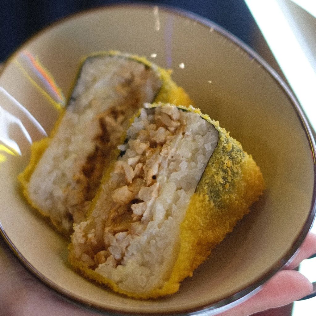Жаренный онигири с курицей