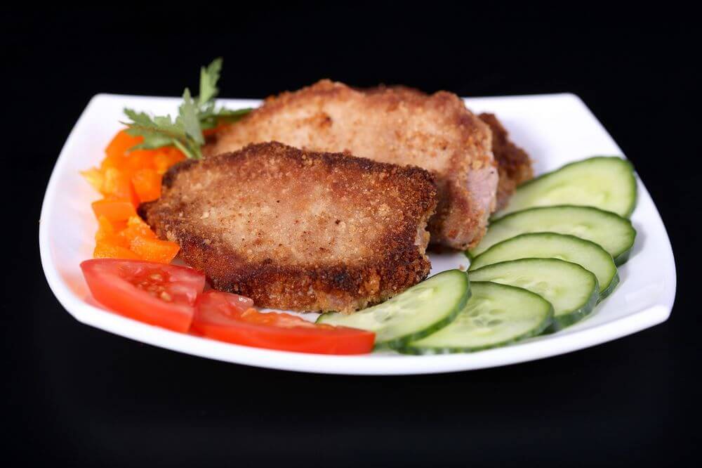 Свиная отбивная со свежими овощами