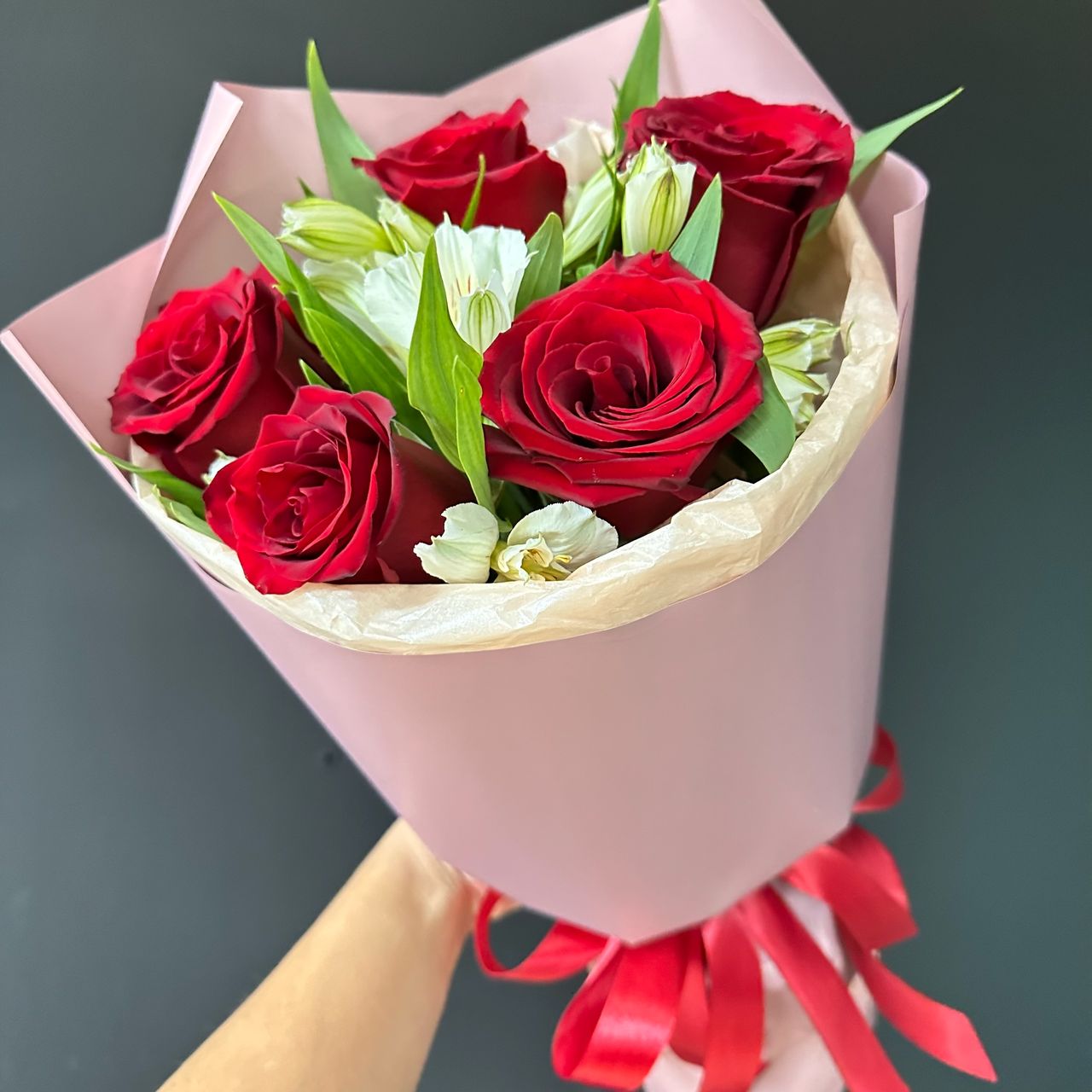 Букет из роз и альстромерии