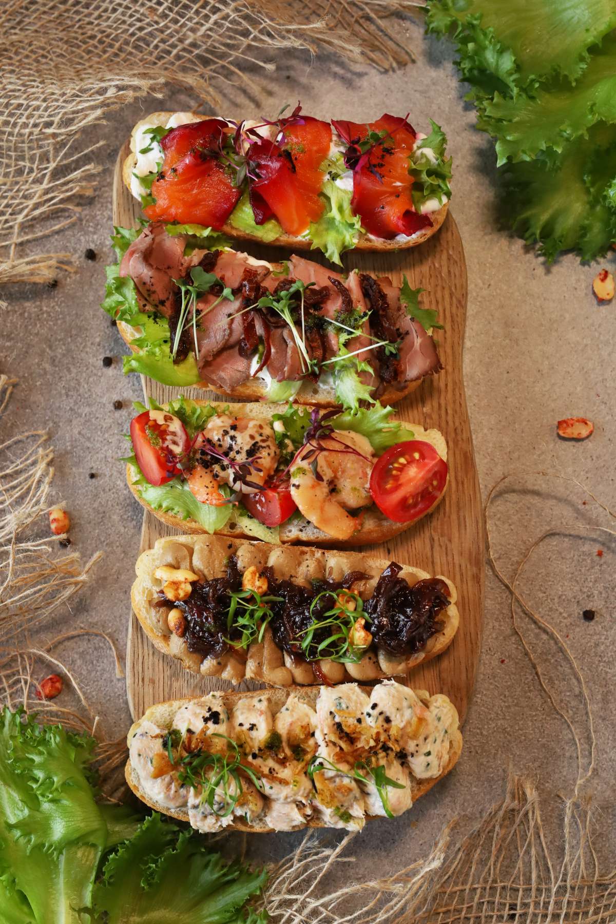 Брускетта с куриным паштетом и луковым мармеладом