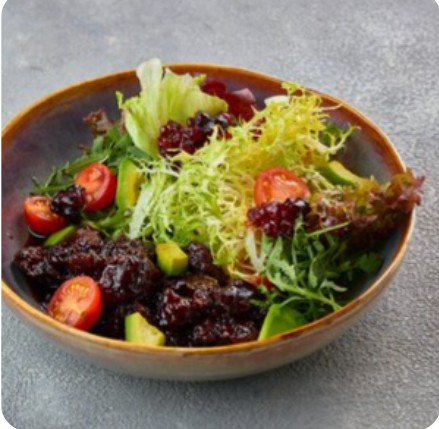 Салат теплый с куриной печенью и авокадо