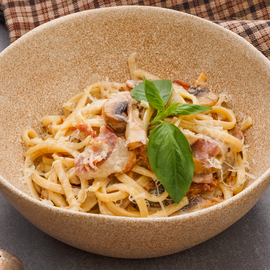 Паста с беконом и грибами