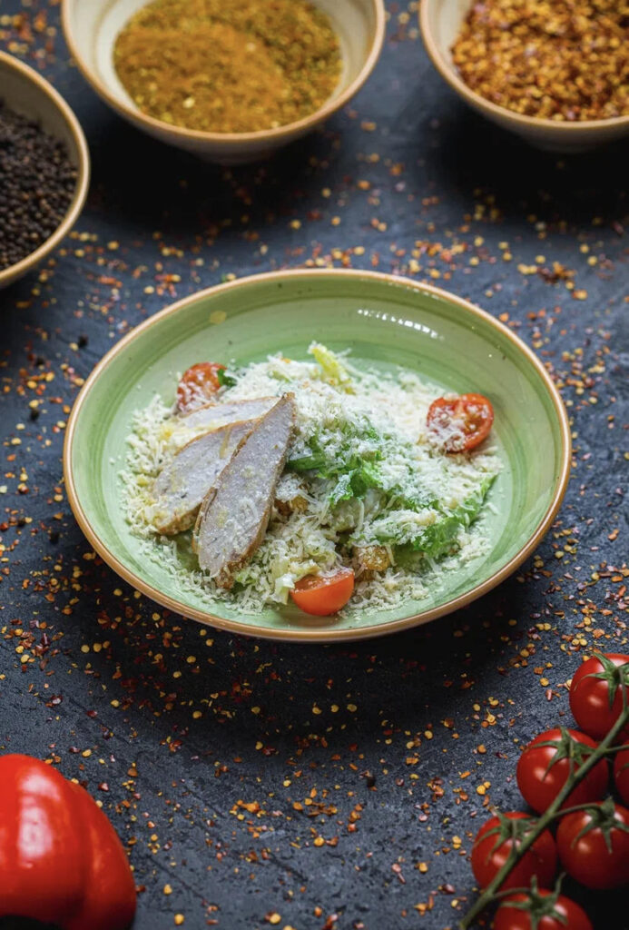 Салат цезарь с курицей