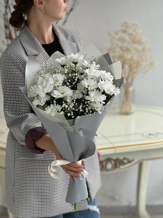 Комплиментарный букет из ромашковых хризантем и гипсофилы