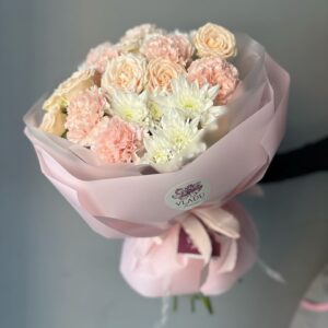 Нежный сборный букет с диантусами