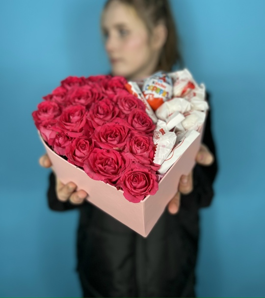 Композиция из роз, киндера и рафаэлло