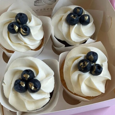 4 капкейка с голубикой