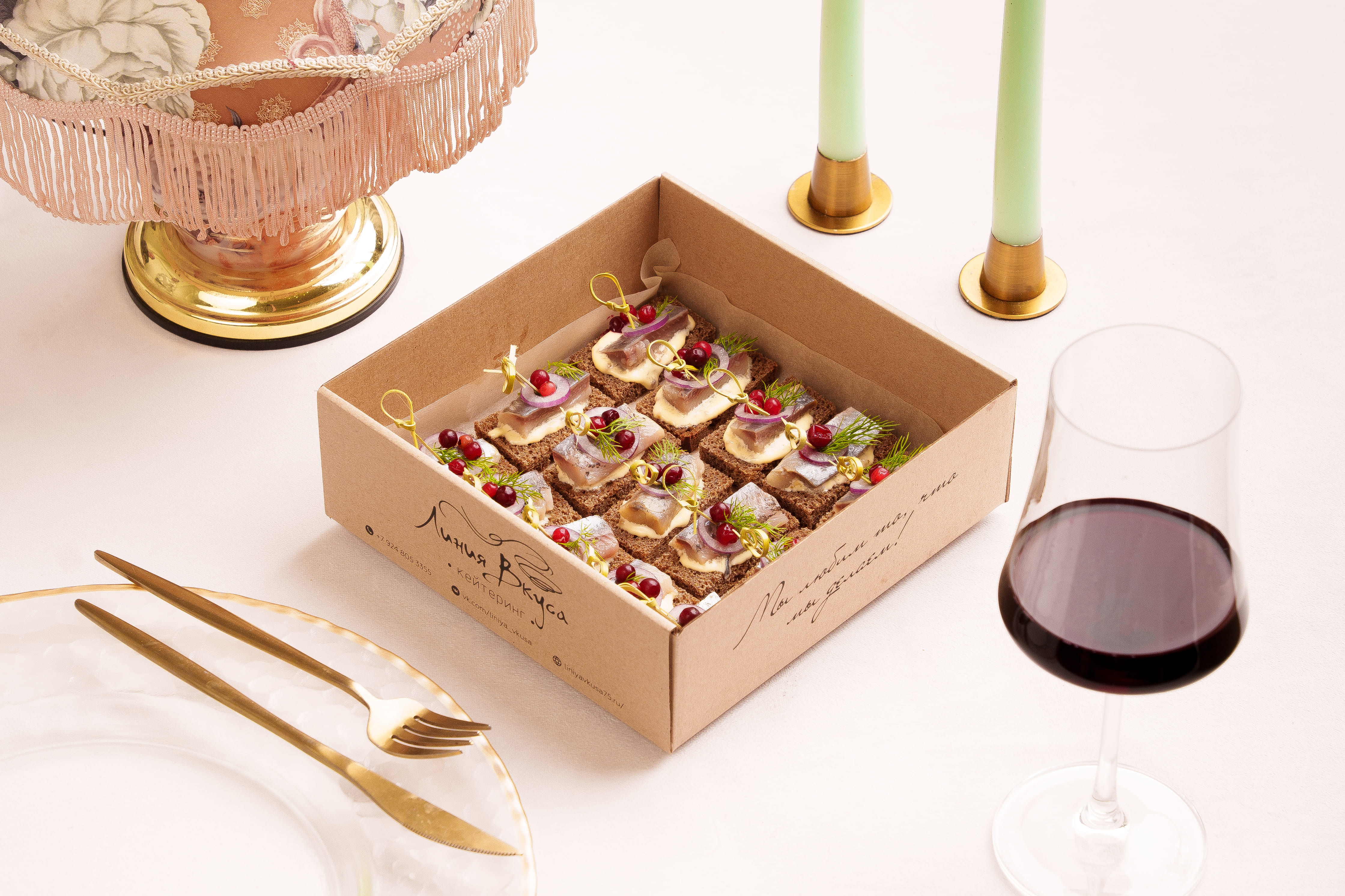 Канапе бокс с сельдью на ржаном тосте с горчичным муссом, мороженой брусникой и красным луком