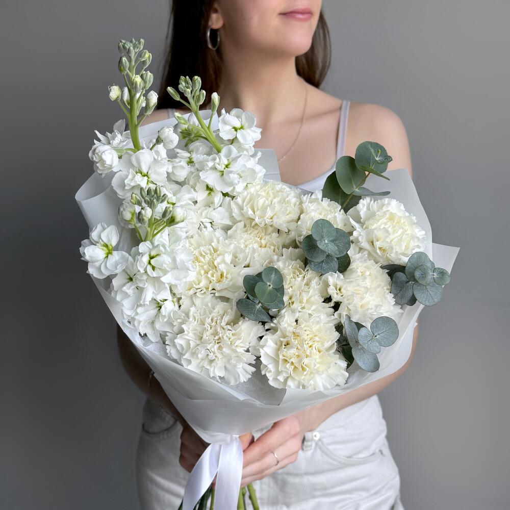 Белый букет диантус, маттиола и эвкалипт