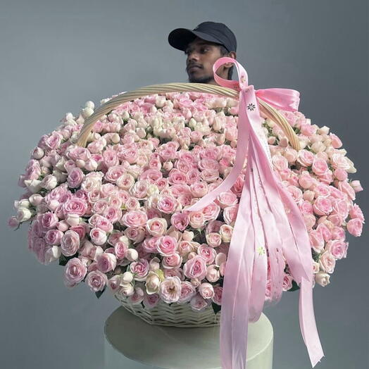 Огромная корзина кустовых роз премиум