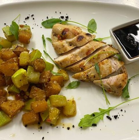 Куриная грудка с тыквой и кабачком