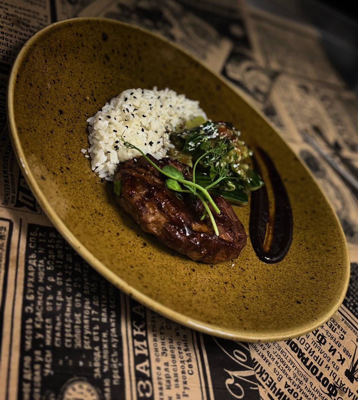 Стейк Хойшин с битыми огурцами и рисом 