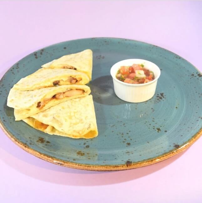 Кесадилья с курицей и беконом