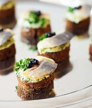 Канапе с маслом и сельдью 1 шт.