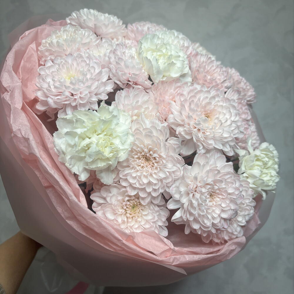 Букет из кустовой хризантемы и белых диантусов