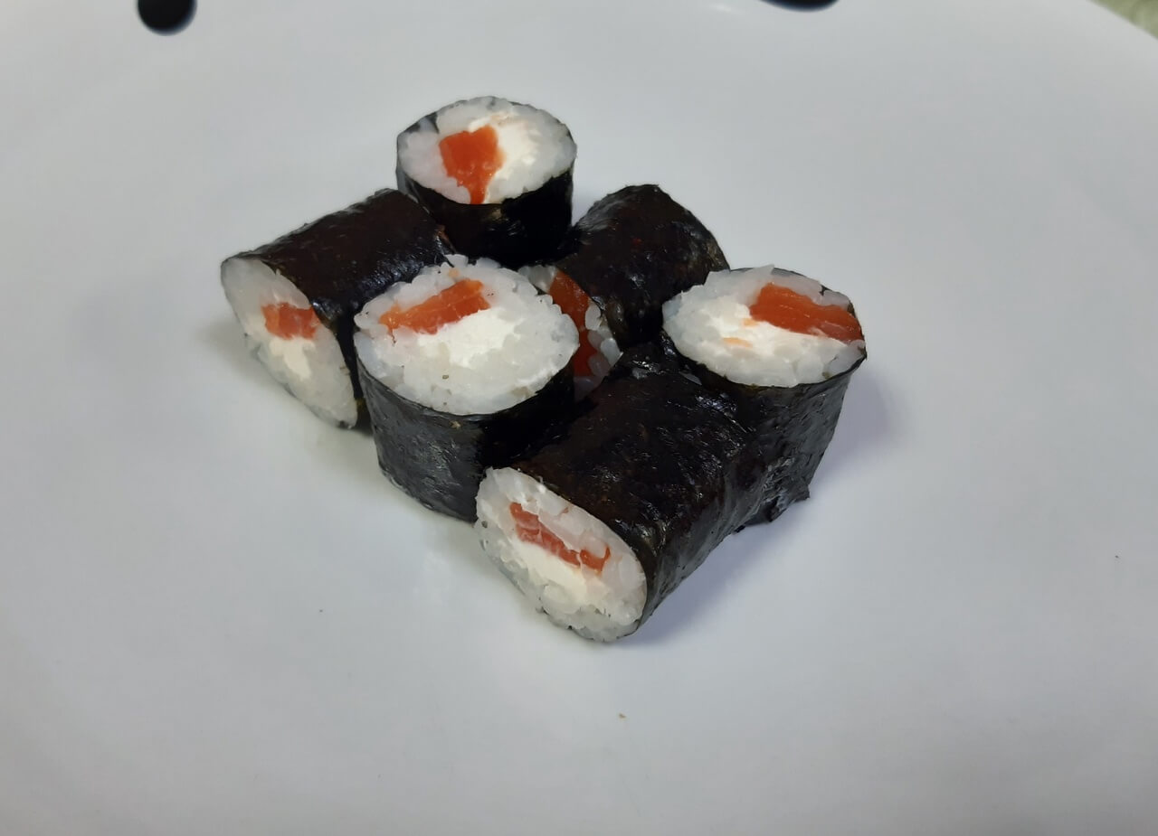 Ролл с лососем и сливочным сыром
