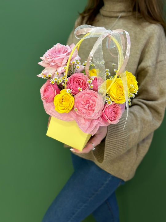 Сумочка с кустовыми розами и французской розой