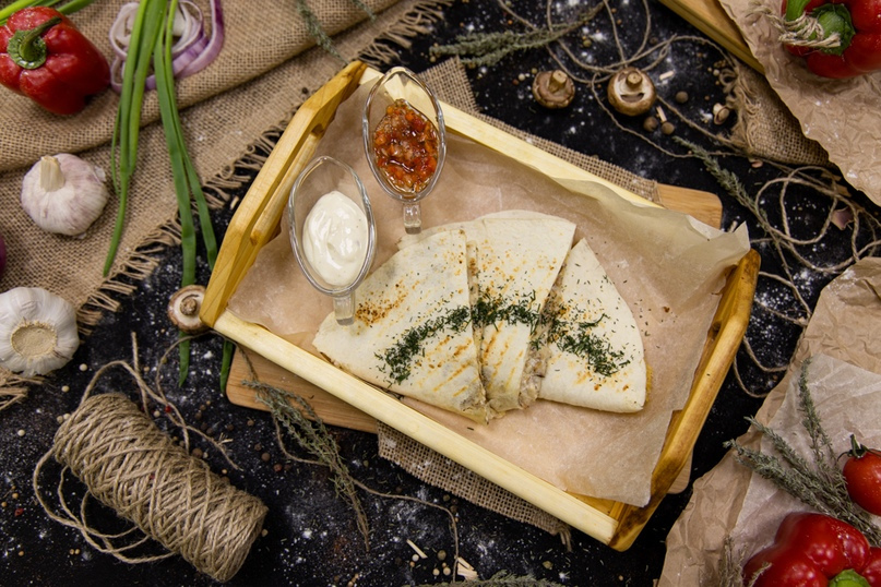 Кесадилья с курицей и грибами
