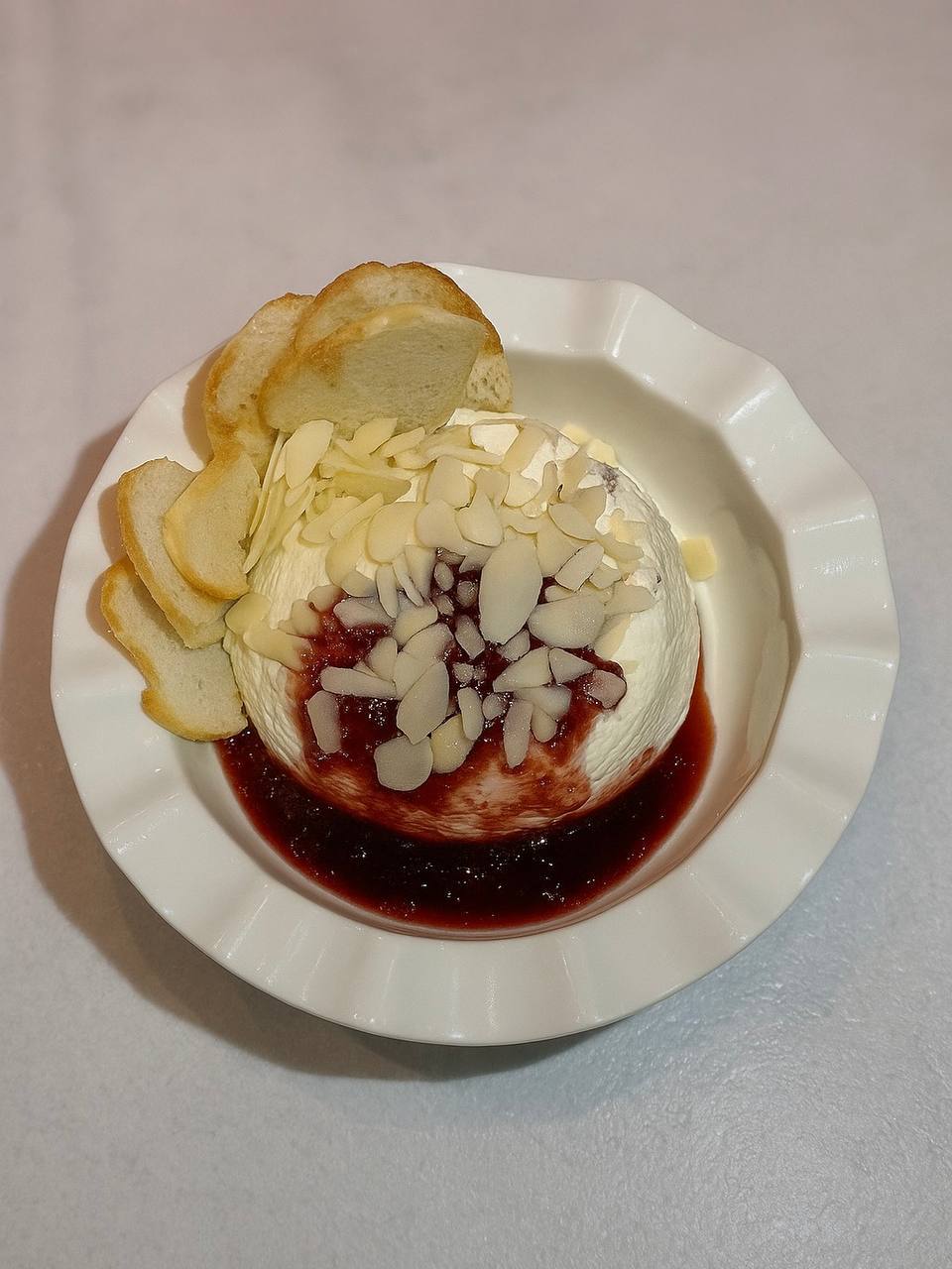 Камамбер с миндалем