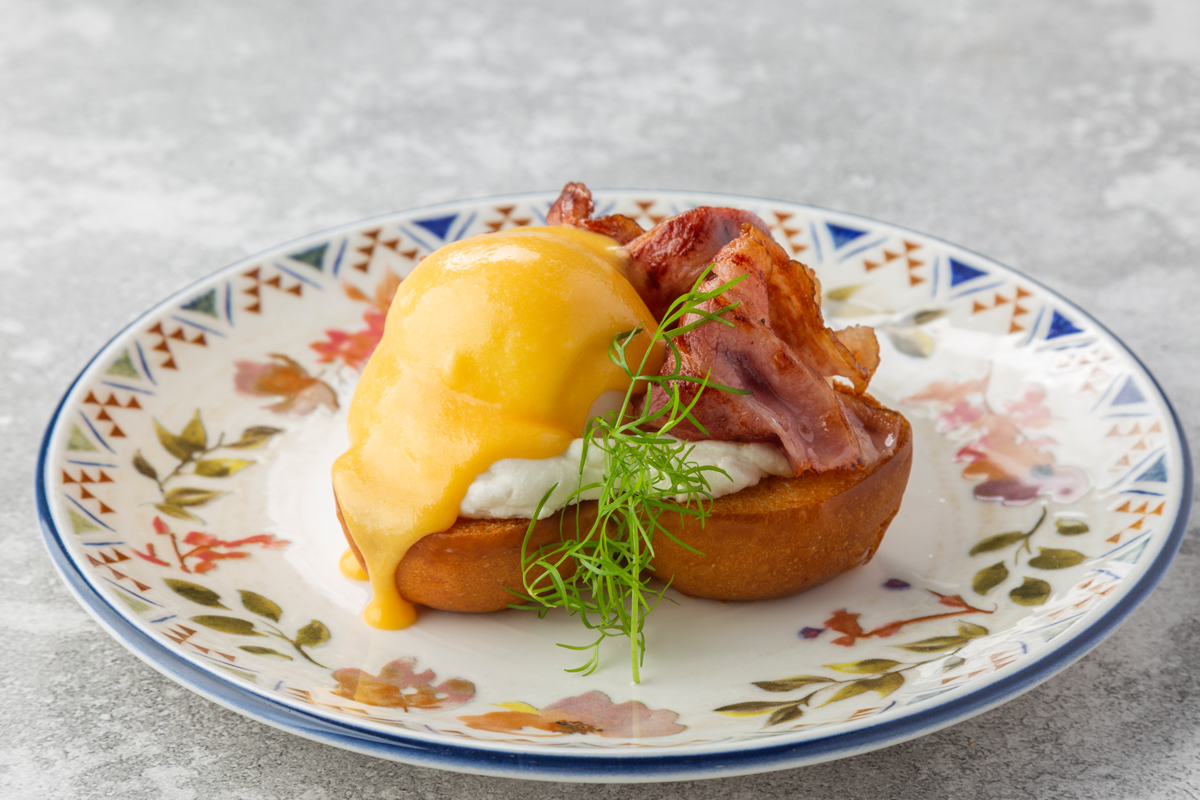 Бриошь с яйцом Бенедикт