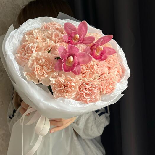 Нежный букет с гвоздикой и орхидеей