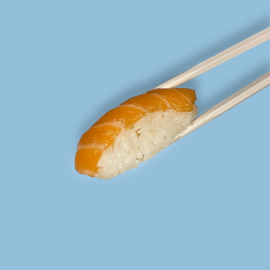 Суши с лососем