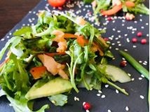 Зеленый салат с норвежской семгой