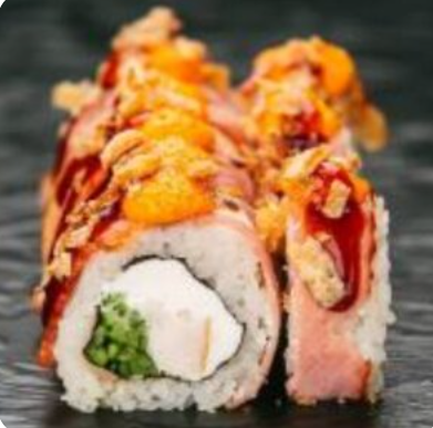 Ролл с беконом, копчёной курицей и соусом спайси