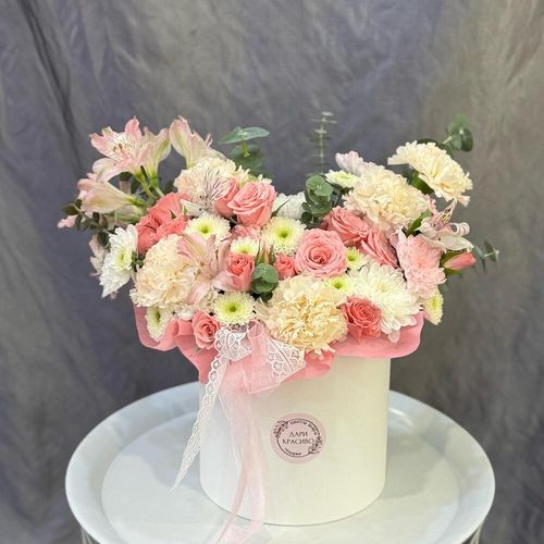 Цветы в коробке: кустовые розы, диантусы, зелень (к 2037)