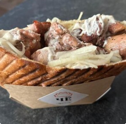 Шашлык из филе куриного бедра в горячей булке