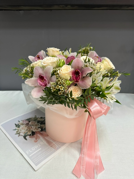 Красивая ароматная композиция с орхидеями и кустовой пионовидной розой