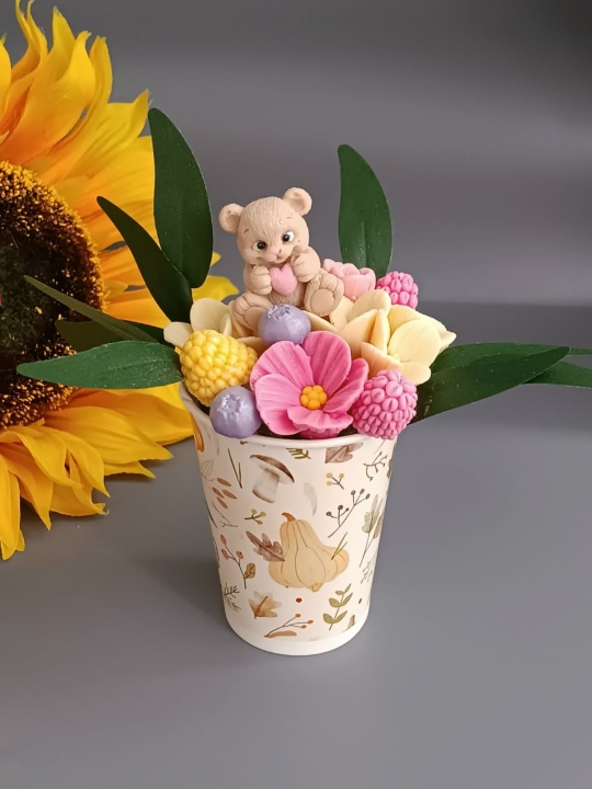 Композиция из шоколада в стаканчике