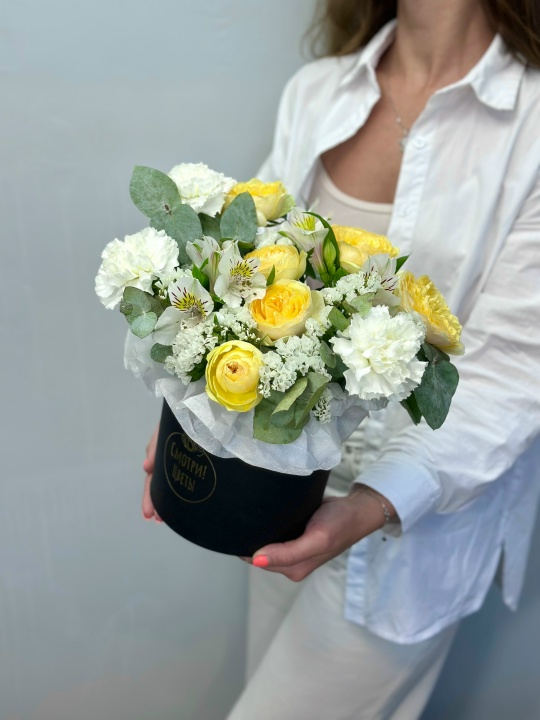 Коробка с пионовидной кустовой розой ,белыми диантусами и статицей