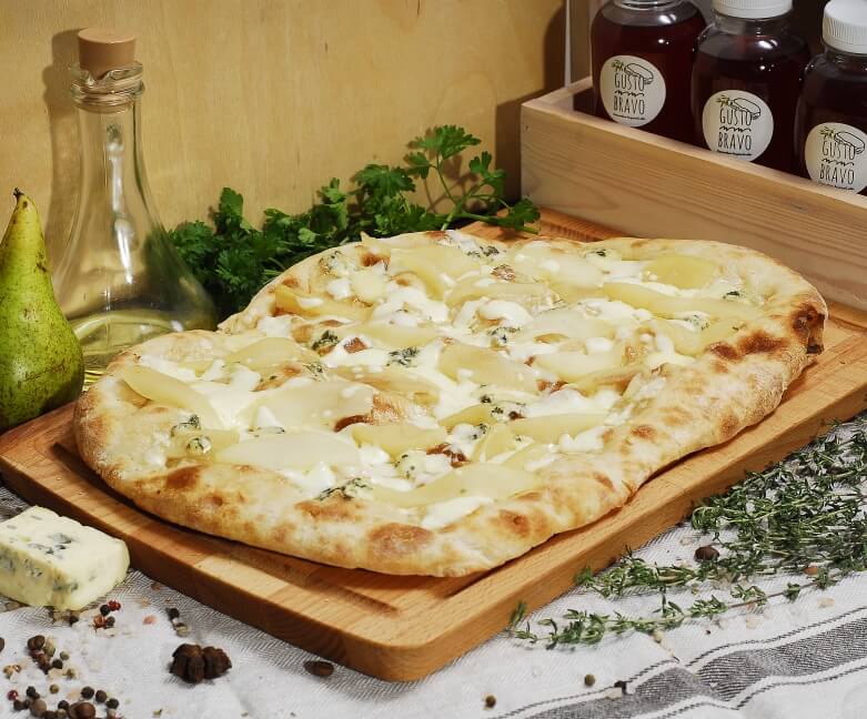 Римская пицца с грушей и голубым сыром