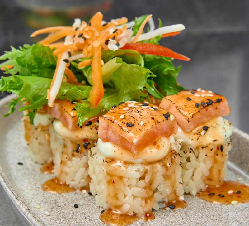 Внутри сыр и огурец, сверху лосось и сладкий чили Сыр творожный