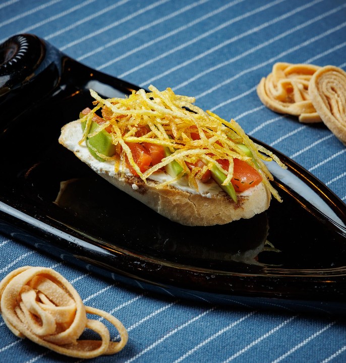 Мини-брускетта с лососем и авокадо