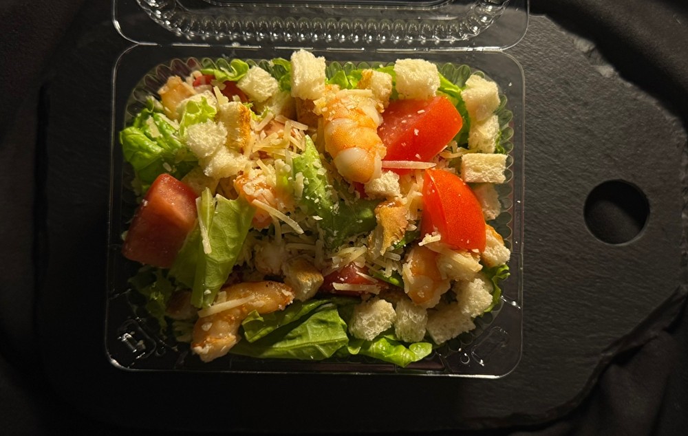 Салат Цезарь с креветками